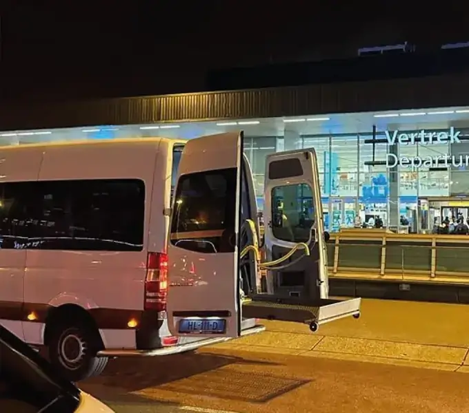 Rolstoelbus bij Schiphol voor reizigers uit IJmuiden